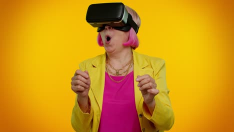 una mujer mayor con cabello rosa sonríe emocionada mientras usa un auricular vr