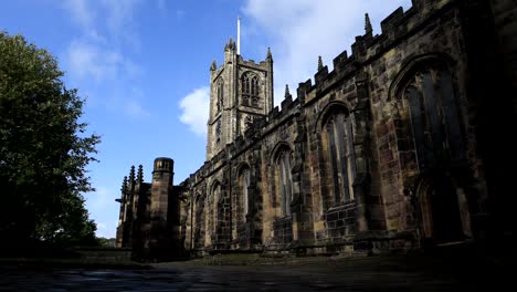 Iglesia-Del-Priorato-De-Lancaster-Y-Cielo-Azul