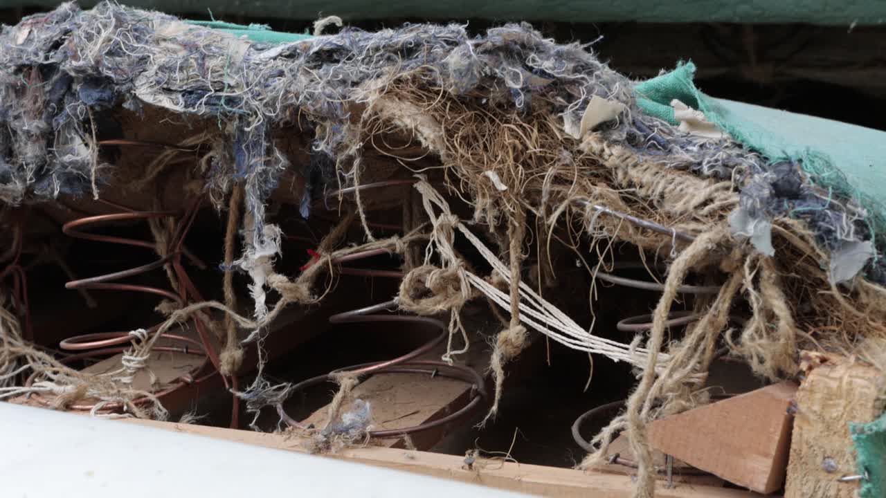 cierre de resortes, tela de viejo, colchón de sofá rasgado esperando su eliminación