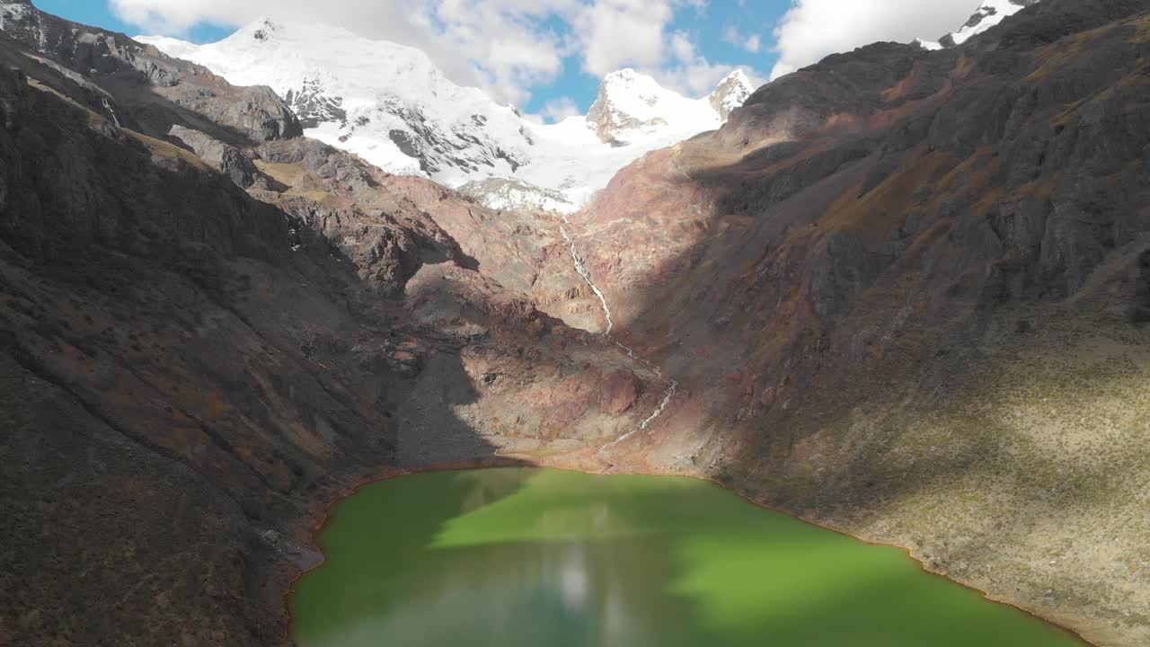 Shallap, il lago verde nelle Ande peruviane, fiume e lago prodotti dallo scioglimento dei ghiacciai, ripresa inversa, ripresa con drone.