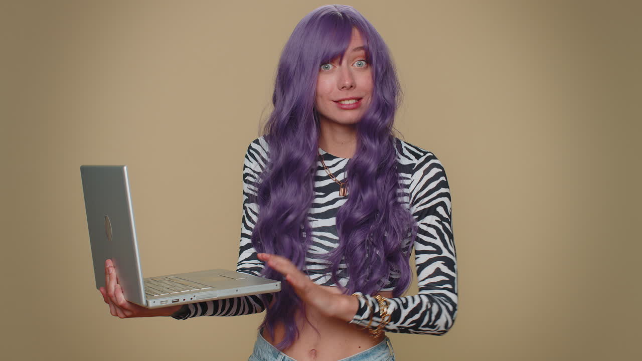 노트북에서 온라인에서 일하는 여성, 카메라에 엄지손가락을 보여주고, 긍정적인 피드백, 예를 들어, 복권 우승