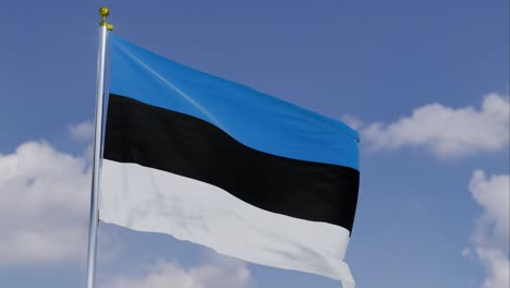 Bandera-De-Estonia-Moviéndose-En-El-Viento-Con-Un-Cielo-Azul-Claro-En-El-Fondo,-Nubes-Moviéndose-Lentamente,-Asta-De-Bandera,-Cámara-Lenta