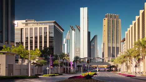 día de luz solar línea de metro de la ciudad de dubai vista de la calle 4k lapso de tiempo emiratos árabes unidos