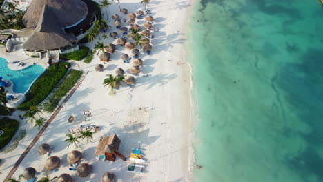 Riviera-Maya-All-Inclusive-Strandresort-Mit-Türkisfarbenem-Wasser