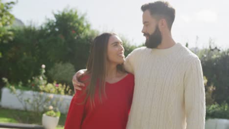 video de una feliz pareja caucásica pasando tiempo en el jardín