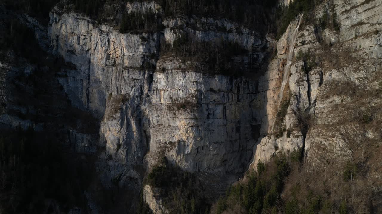 altas rocas masivas de las cascadas de seerenbach en los alpes suizos