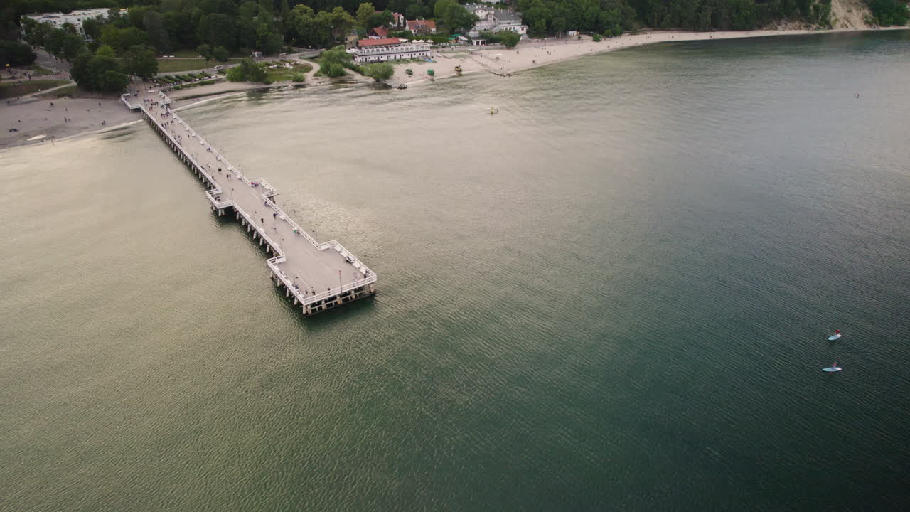 Riprese drone 4K del pontile di Gdynia Orlowo nel mare su una spiaggia sabbiosa