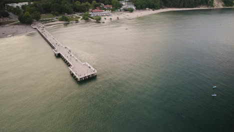 Imágenes-De-Drones-De-4k-Del-Embarcadero-De-Gdynia-Orlowo-En-El-Mar-En-Una-Playa-De-Arena