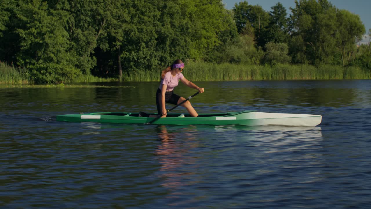 Vrouw kajaken op een meer