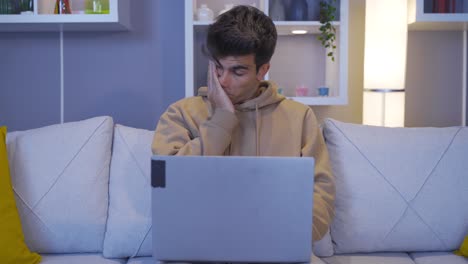 Schläfriger-Teenager,-Der-Mit-Laptop-Arbeitet.-Müder-Und-Schlafloser-Mann.