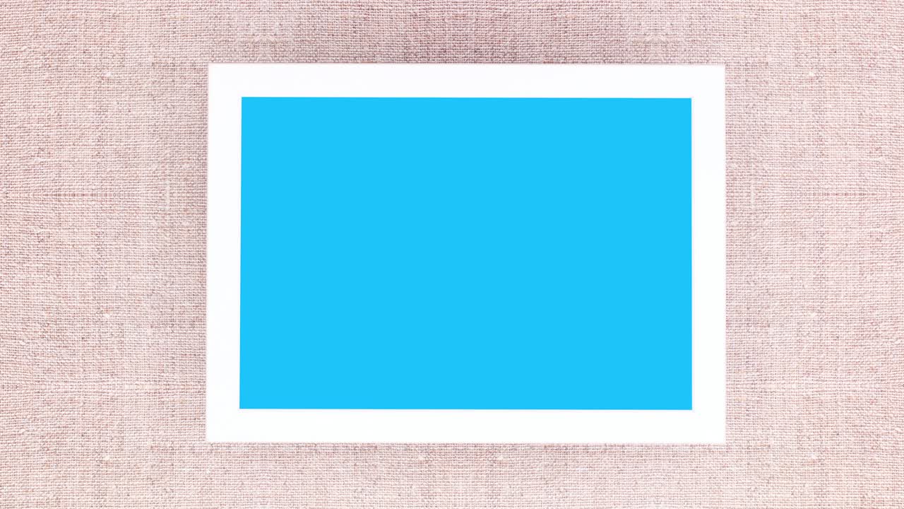 파란색 화면과 분홍색 장식으로 소나무 가지를 가진 프레임. 스 모션