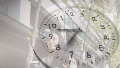 animación de reloj sobre mujer biracial caminando