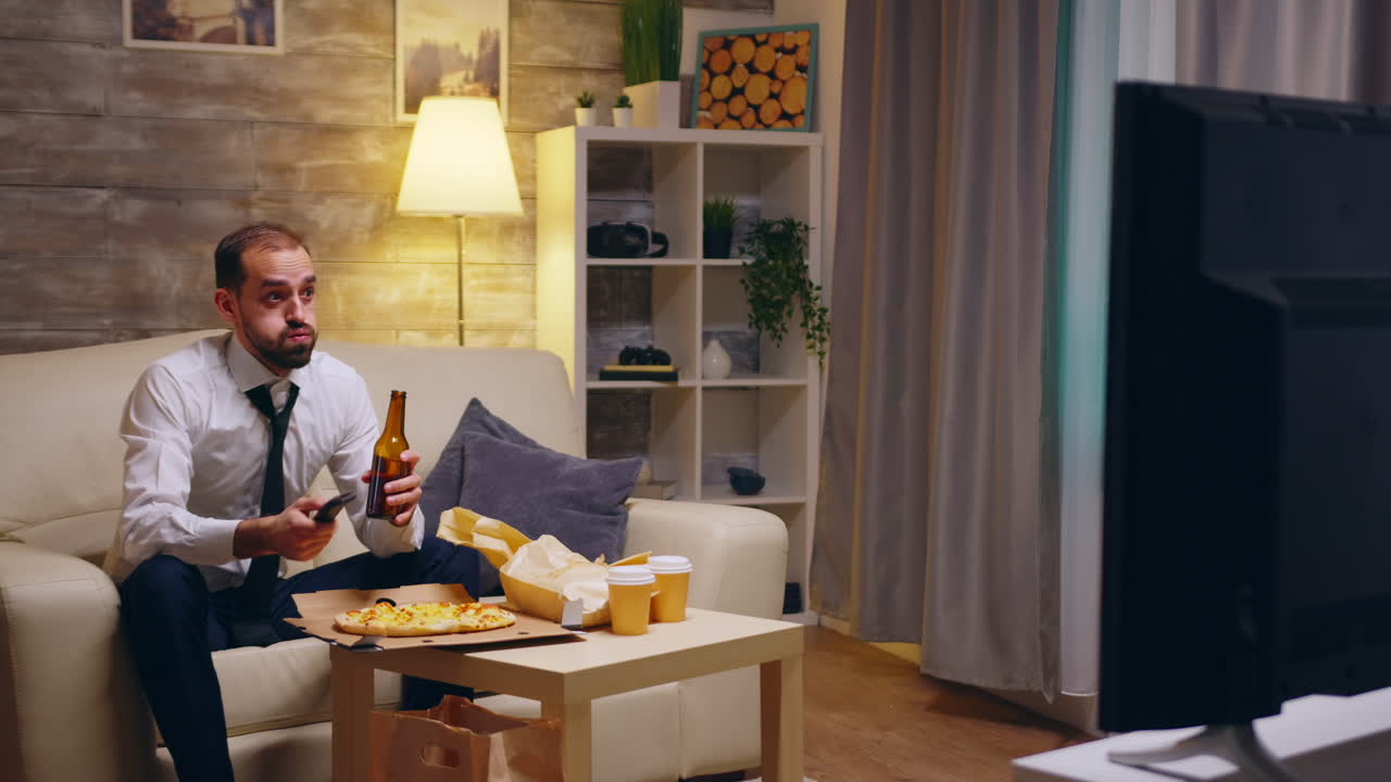 Kravatlı bir iş adamı eve pizza ile geliyor
