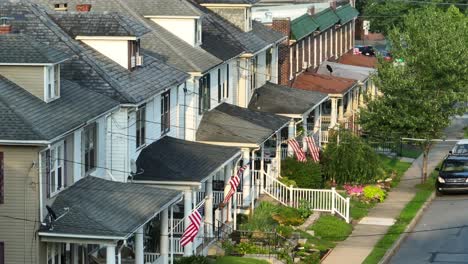 Amerikanische-Flaggen-Auf-Stadthäusern-In-Den-USA