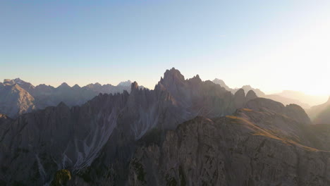 南提羅爾 (tirol) 地區的山脈景觀,從空中可以看到: