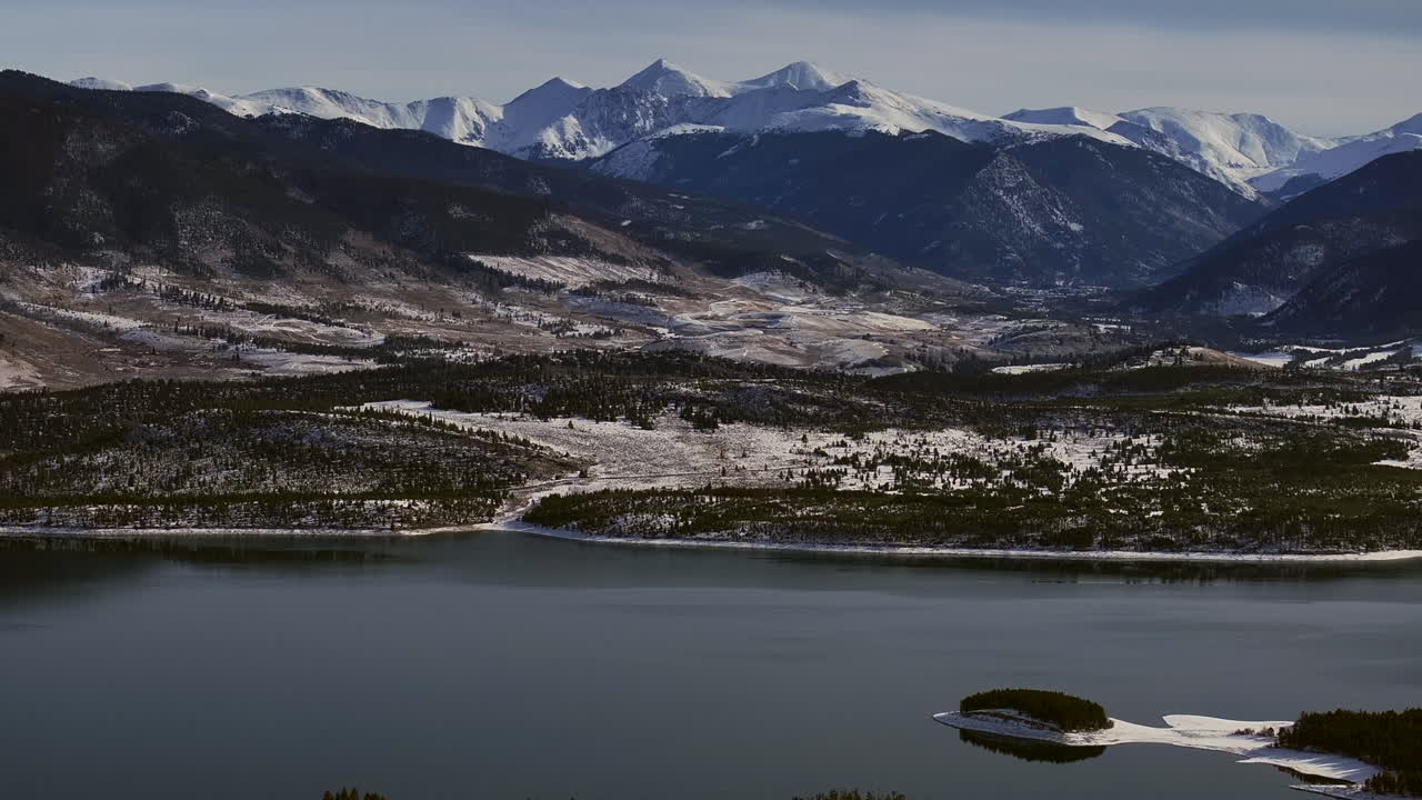 프리스코 다운타운, 키스톤, 콜로라도, 공중 영화 드론, 런 마리나 호수, 서 코브, 구름, 눈, 겨울 아침 풍경, 실버토른, 10마일 범위, 브레켄리지, 평온한 얼어붙지 않은 얼음, 오른쪽 원
