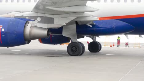 avión en tierra en proceso de mantenimiento