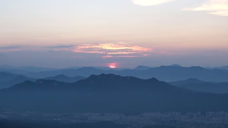 Unglaublicher-Sonnenuntergang-über-Einer-Silhouettierten-Berglandschaft-Zur-Goldenen-Stunde-In-Asien