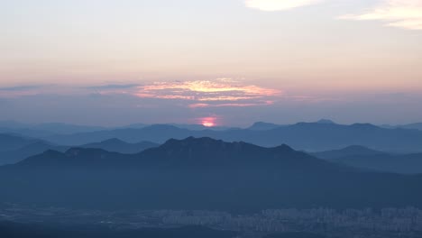 아시아의 황금시간대에 윤곽이 잡힌 산의 풍경을 통해 놀라운 일몰