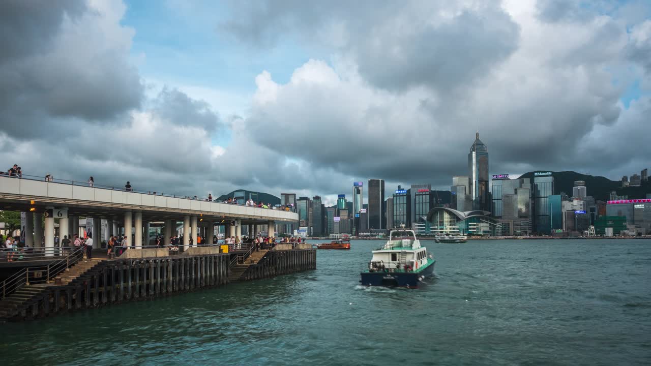 vista en lapso de tiempo de los barcos en el puerto de victoria y el famoso horizonte de hong kong en hong kong, china