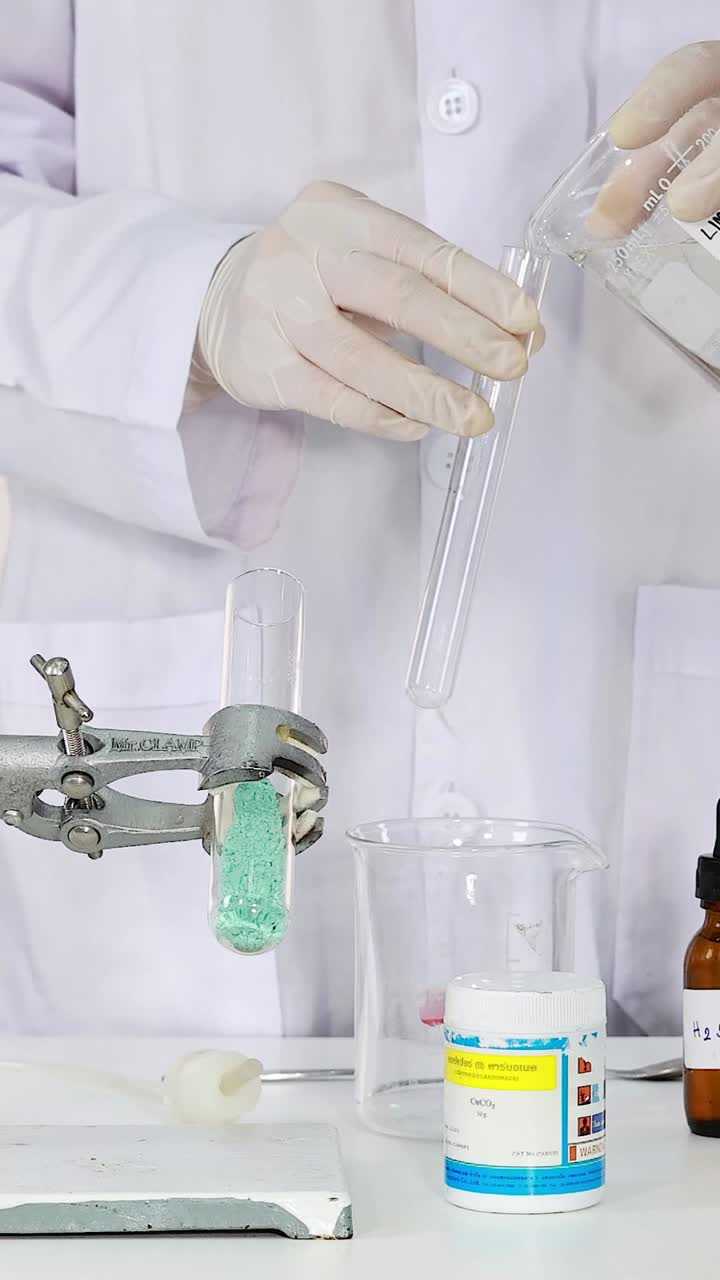 demostración de una reacción química en un entorno de laboratorio