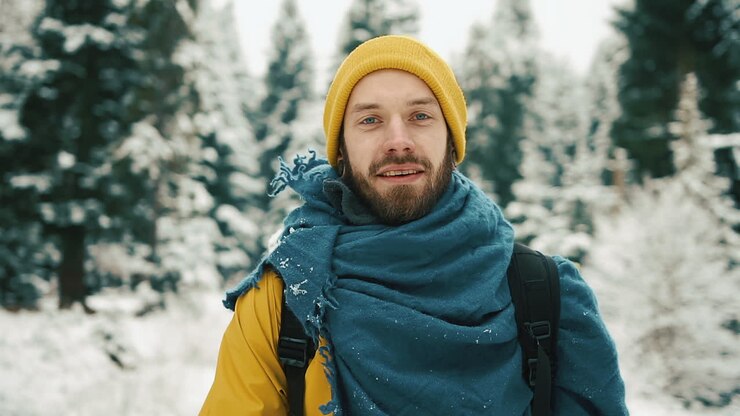 L'uomo nella foresta invernale