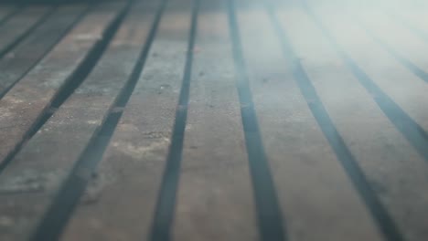 cerca de la parrilla de hierro rústico con humo, sin comida