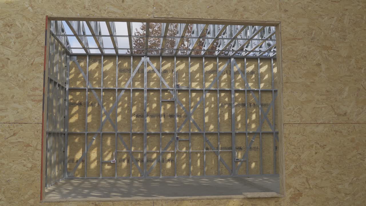 estructura de garaje de acero desde la puerta de la fachada de la casa