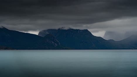 Schwere-Regenwolken-Ziehen-über-Den-Fjord
