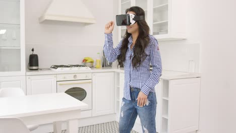 mujer con gafas vr en casa