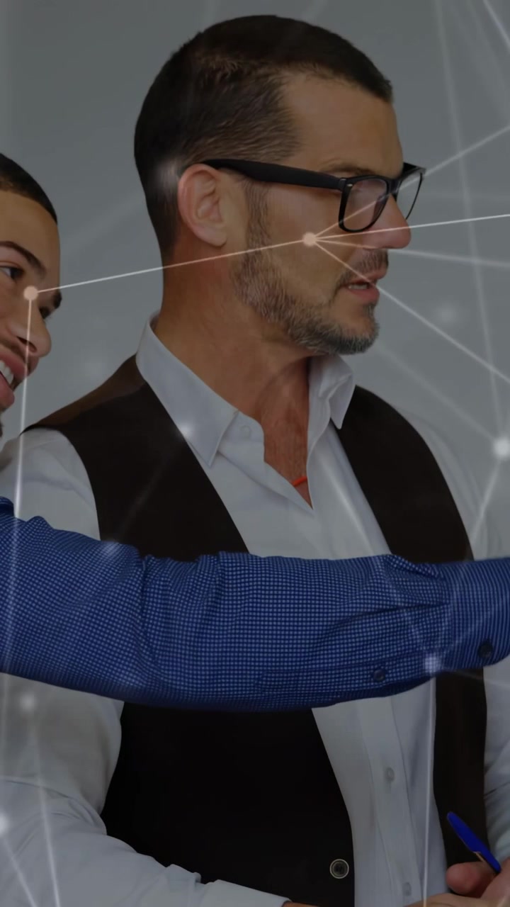Vídeo vertical: Homem de óculos apresentando enquanto um braço azul se estende, rede mostrando nós de tecnologia