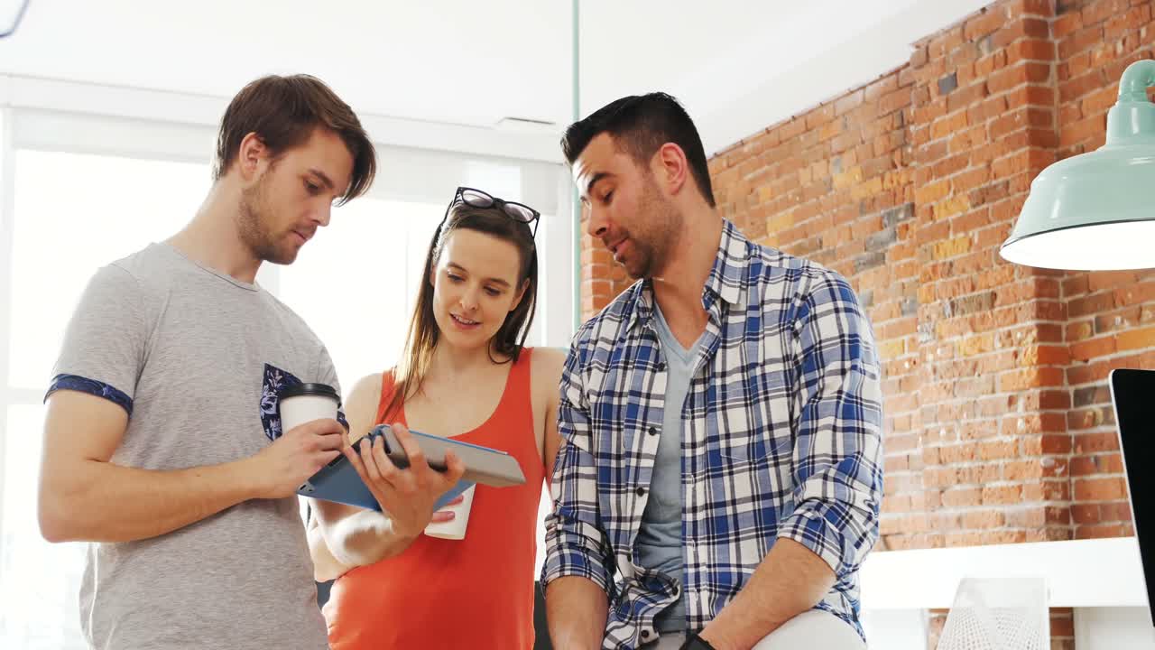 ejecutivos discutiendo sobre una tableta digital 4k