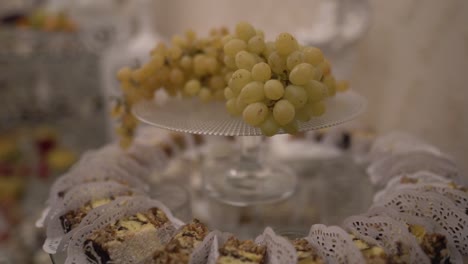 vídeo de primer plano de un buffet de dulces de boda