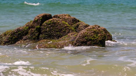 Las-Olas-Del-Mar-Golpean-Rocas-Y-Salpicaduras-De-Esponjas