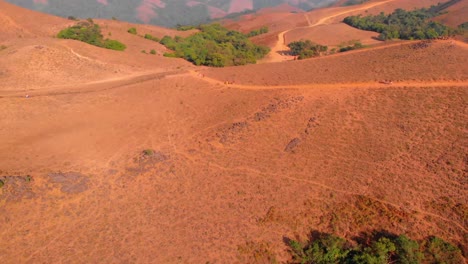 imágenes de drones que se mueven hacia atrás con movimiento panorámico que revelan movimientos de balanceo distantes