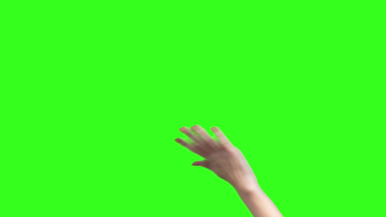 disparo de limpiar algo manos femeninas en fondo verde