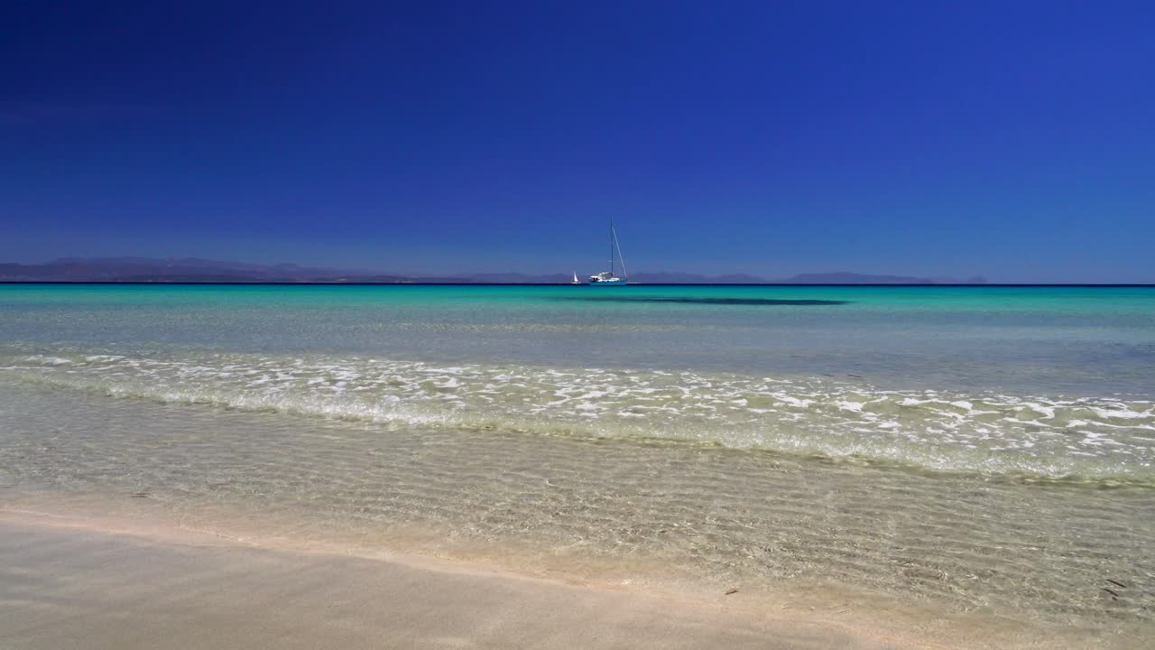 이탈리아 사르데냐의 아름다운 지중해를 배경으로 범선이 있는 아름다운 해변