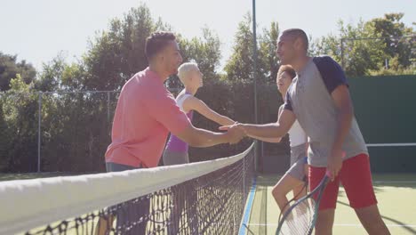 Fröhliche,-Vielfältige-Gruppe-Von-Freunden,-Die-Sich-Auf-Dem-Tennisplatz-Die-Hände-Schütteln