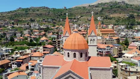 Schöne-Orange-überdachte-Kathedrale-Mit-Blick-Auf-Die-Stadt-Im-Libanon---Antenne