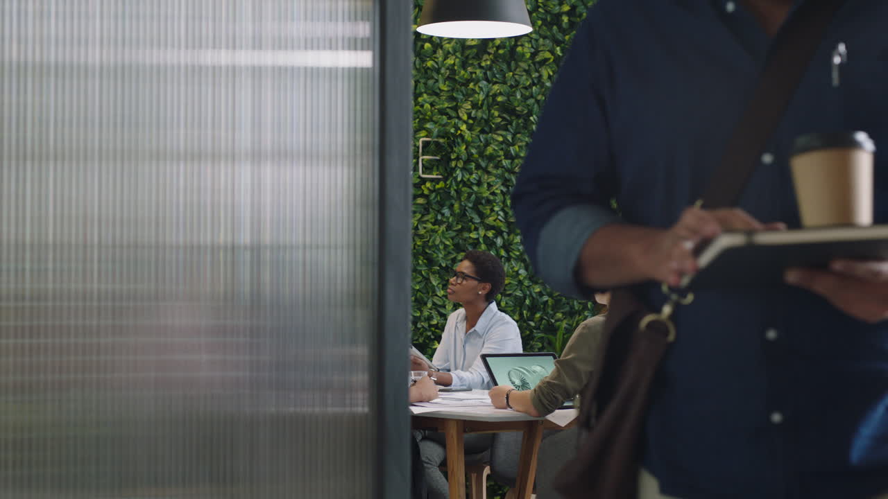 gente de negocios se reúne con el gerente del proyecto empresario que muestra el prototipo de la turbina del motor en la pantalla de la tableta presentando la innovación de diseño a un grupo de gestión diverso en la sala de juntas de la oficina