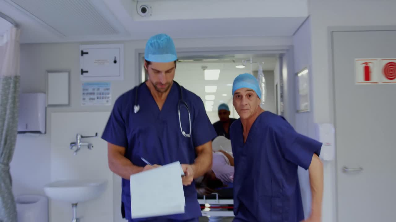 의료팀이 응급실 4k 침대를 밀고 있습니다.