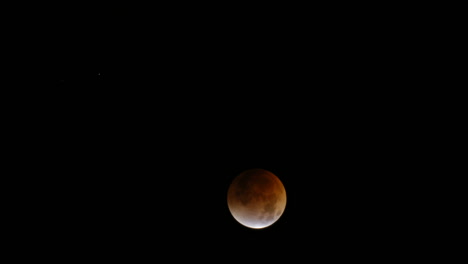 lapso de tiempo de un eclipse lunar con la luna moviéndose a través del marco