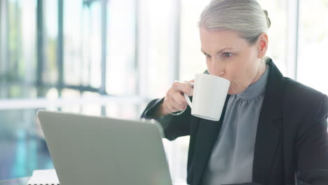 Kaffee,-Berufstätige-Und-Reife-Frau-Am-Laptop