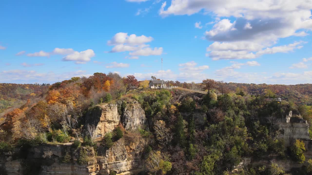 산 꼭대기 기둥에 미국 국기가 있는 집