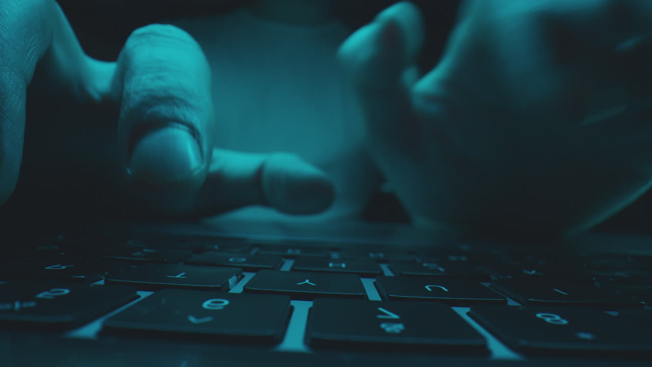 primer plano de las manos escribiendo en un teclado de portátil