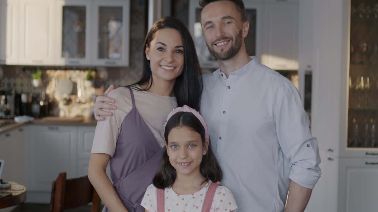 Retrato de uma família feliz na cozinha