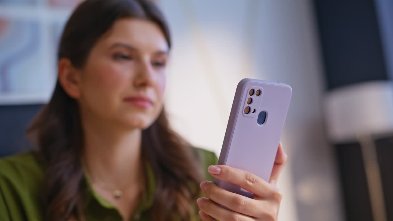 mujer usando teléfono móvil