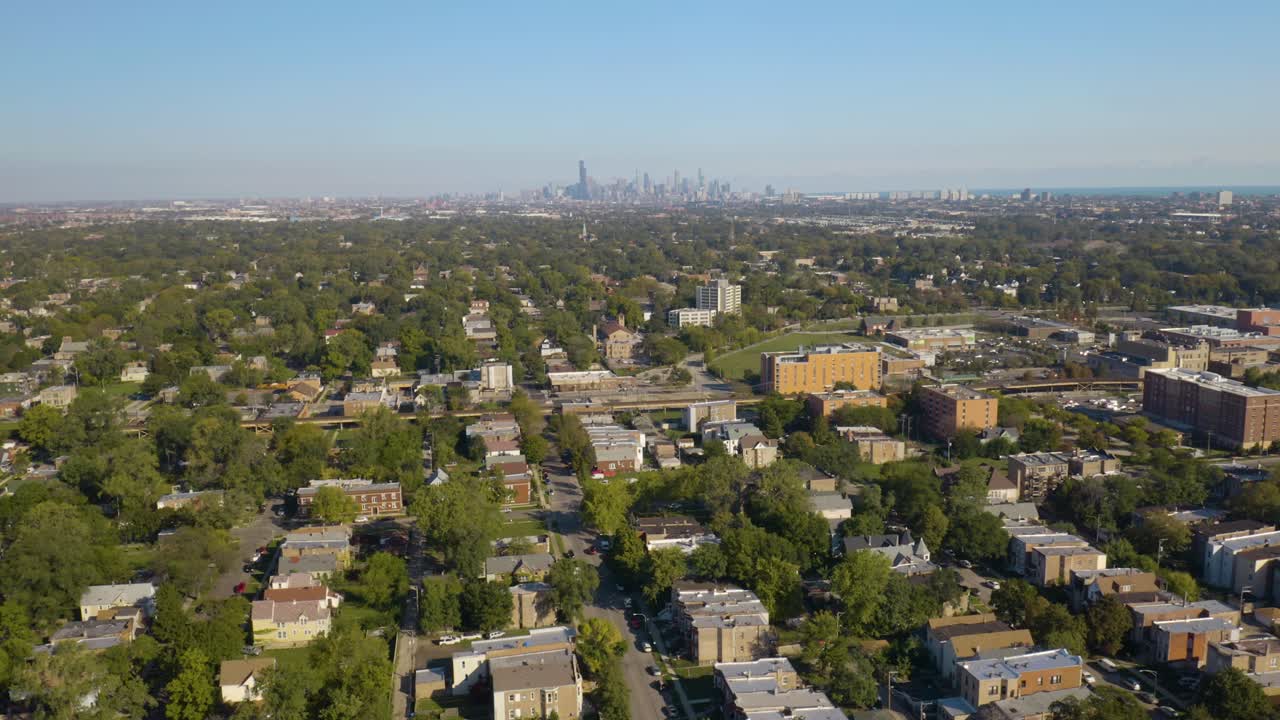 беспилотник поднимается над энглвудом, чикаго