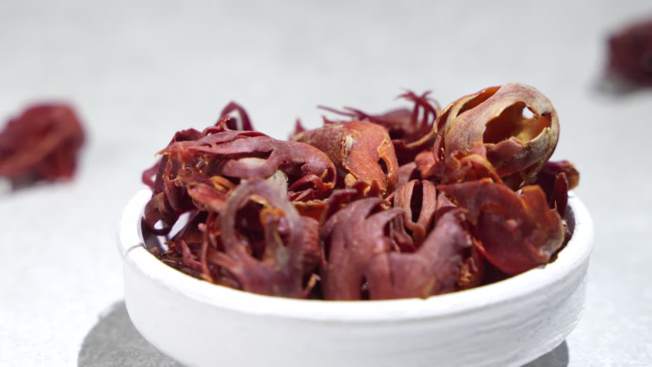 자비트리 (javitri) 는 그 위에 놓인다.