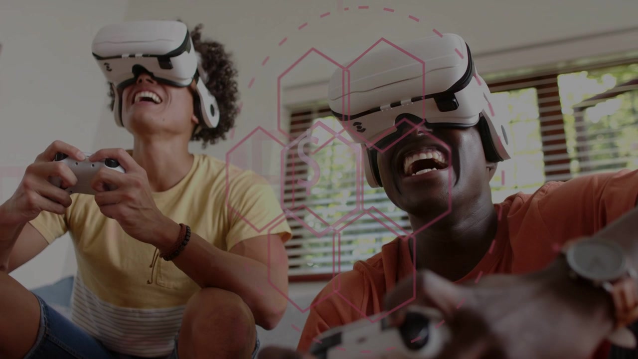Due uomini che indossano visori VR bianchi premono i controller sul divano, attivando un HUD esagonale rosa e giocando.